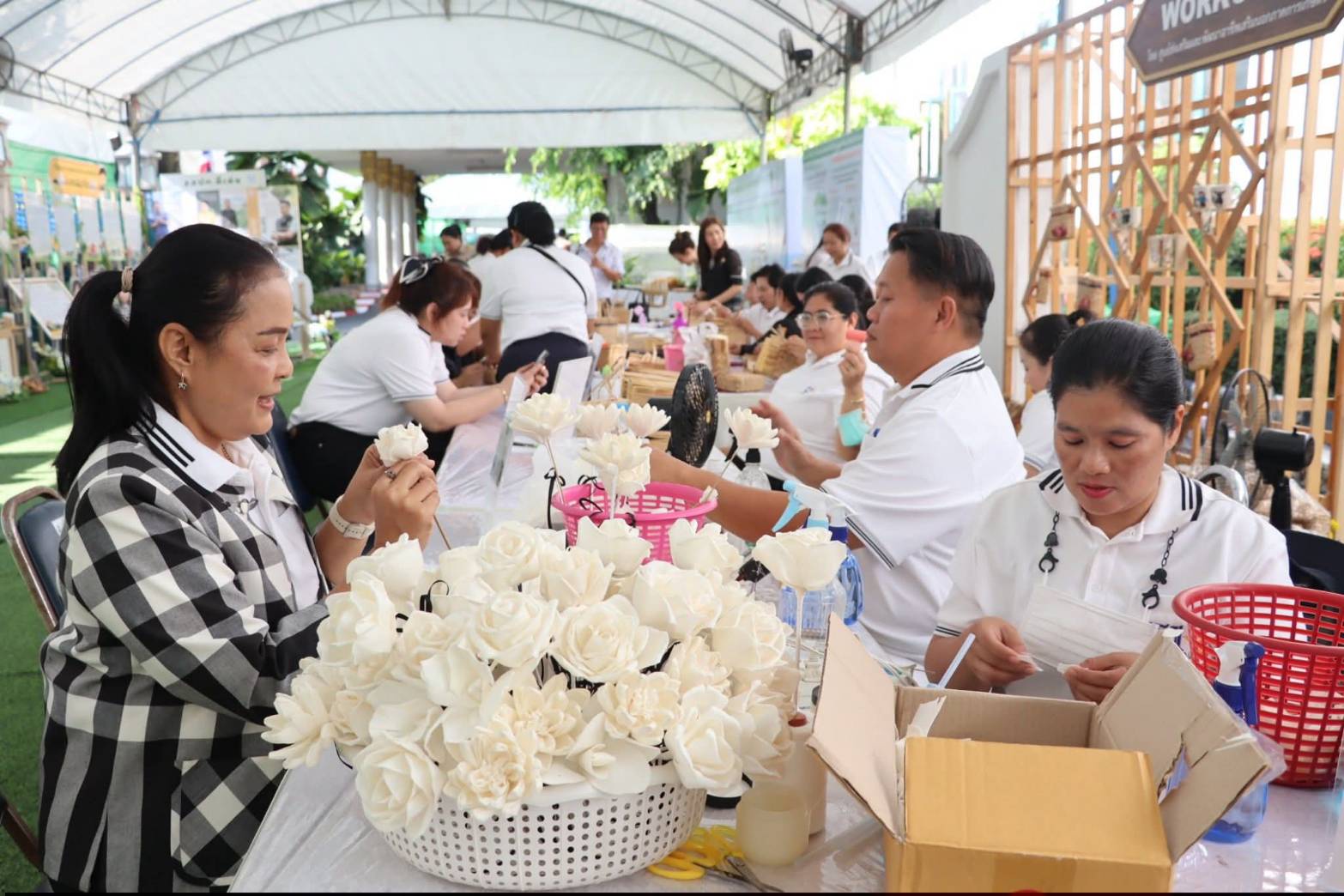 title - รัฐมนตรีว่าการกระทรวงเกษตรและสหกรณ์ พร้อมด้วยคณะผู้บริหาร ส.ป.ก. เข้าเยี่ยมชมโซนกิจกรรมฝึกอาชีพ Workshop งานศิลปหัตถกรรม (ศพส.) กิจกรรมจัดขึ้นภายใต้งาน วันคล้ายวันสถาปนาครบรอบ 51 ปี ส.ป.ก. ณ สำนักงานการปฏิรูปที่ดินเพื่อเกษตรกรรม